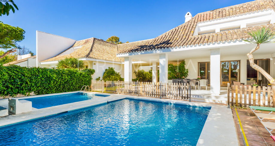 Mediterrane Luxusvilla am Strand im herrlichen Puerto Banus, Marbella