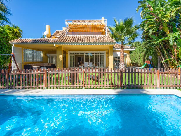 Fabuleuse villa de luxe de style andalou en bord de mer à Guadalmina Baja, Marbella