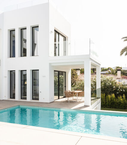 Neue fabelhafte moderne Villa in der charmanten Strandlage Marbesa, Marbella Ost