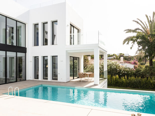 Nieuwe schitterende moderne villa in het charmante Marbesa aan het strand, Marbella Oost