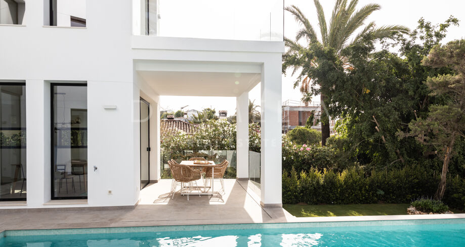 Nieuwe schitterende moderne villa in het charmante Marbesa aan het strand, Marbella Oost