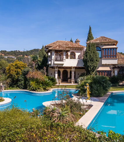 Prachtige mediterrane villa in klassieke stijl te koop in het fabelachtige La Zagaleta, Benahavis