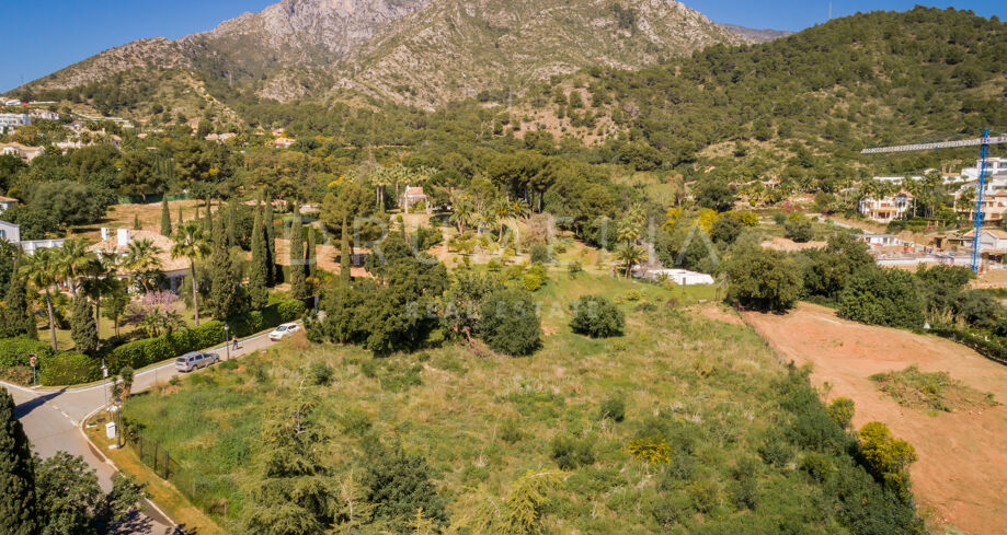 Enastående stor tomt med fantastisk utsikt i Cascada de Camojan, Golden Mile i Marbella