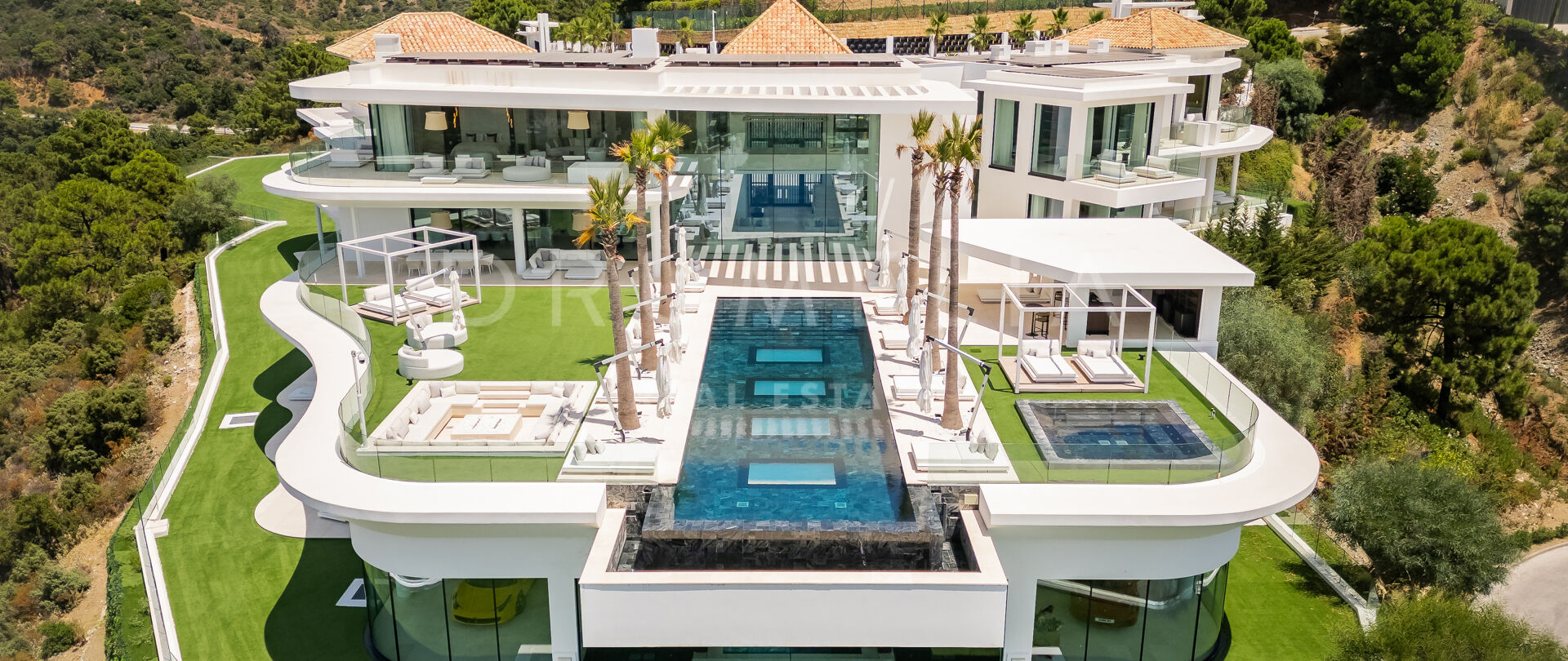 Villa Enso - Gloednieuw buitengewoon modern herenhuis Villa Enso in La Zagaleta, Benahavis.