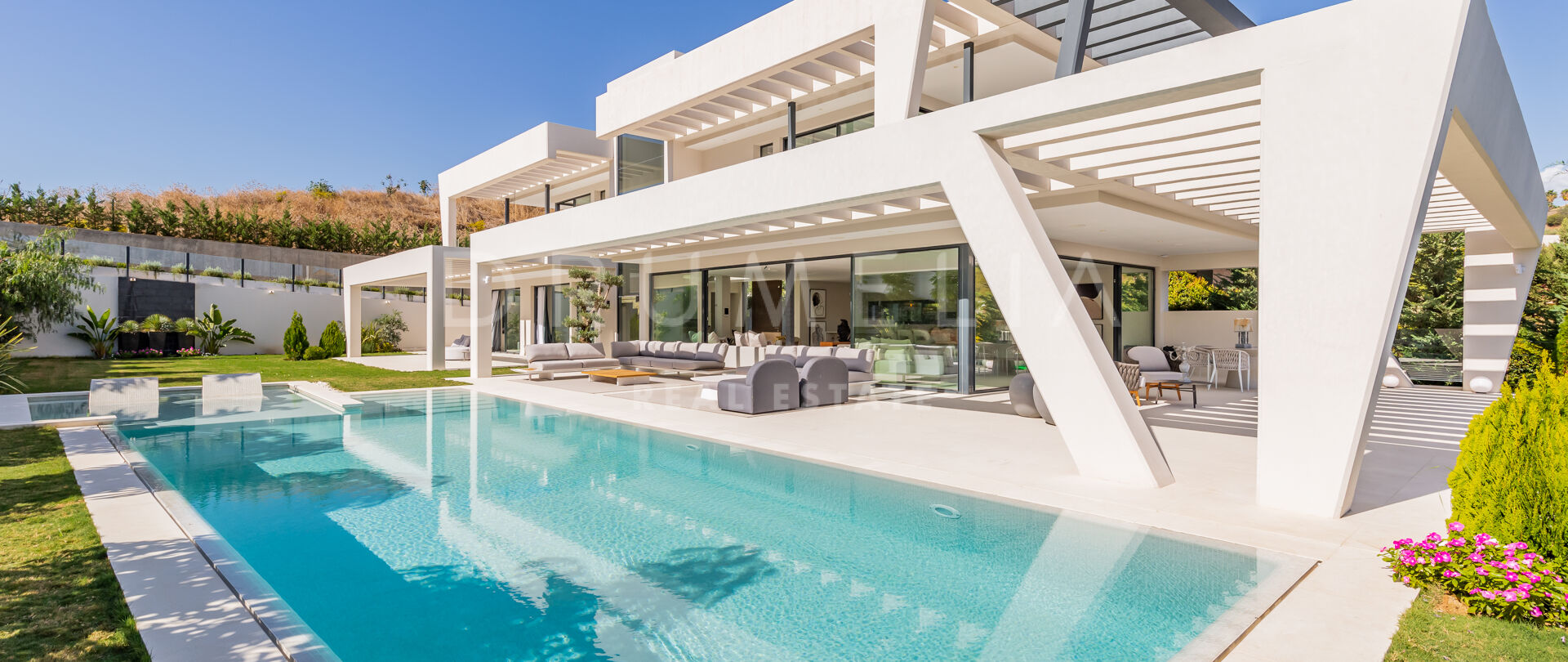 Uitstekende nieuwe op maat gemaakte moderne luxe villa in Haza del Conde, Nueva Andalucía