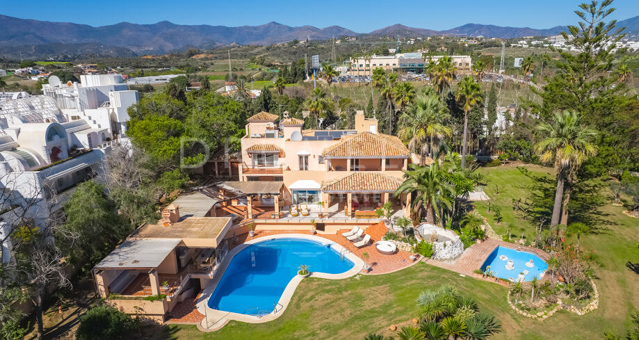 Wonen aan het strand: 8 slaapkamers en panoramisch uitzicht op zee met directe toegang tot het strand in Hacienda Beach- Estepona