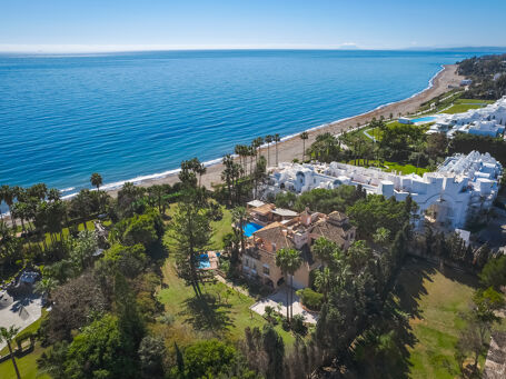 Wonen aan het strand: 8 slaapkamers en panoramisch uitzicht op zee met directe toegang tot het strand in Hacienda Beach- Estepona