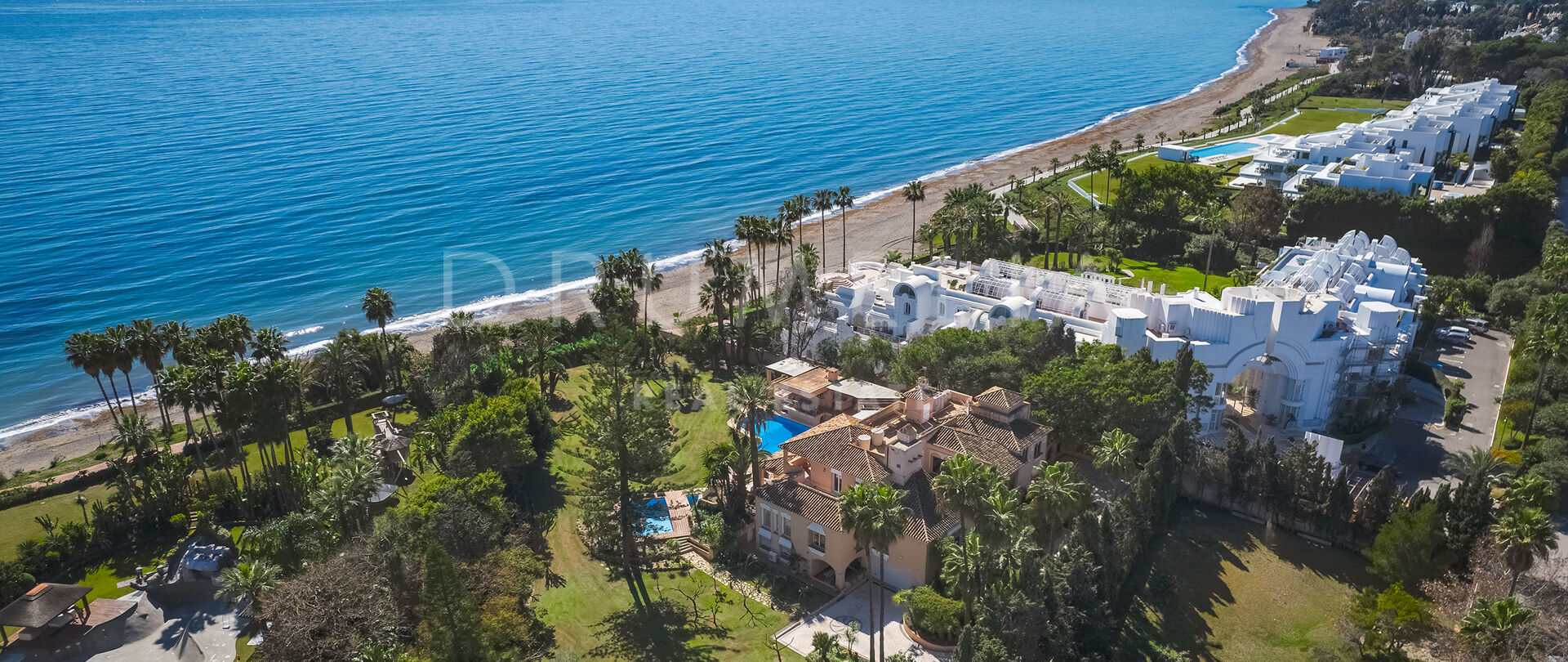 Beachfront Living: 8-Bedroom and Panoramic Sea Views with Direct Access to the Beach in Hacienda Beach- Estepona