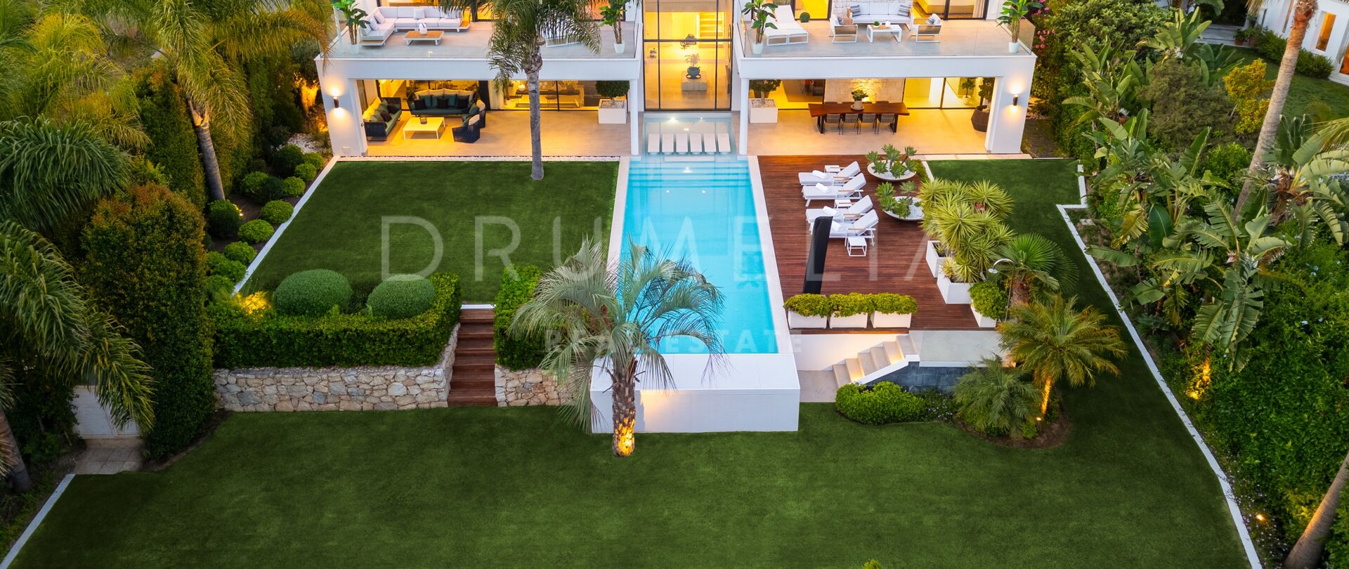 Prisbelönt modern villa med havsutsikt och uppvärmd pool i Marbesa , Marbella East