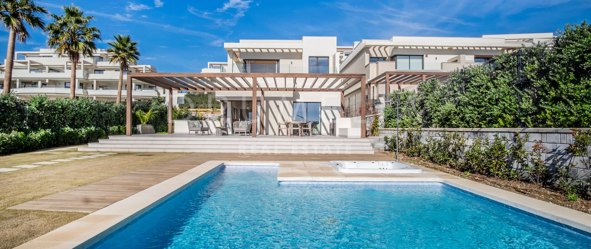 Vivre dans le luxe en bord de mer : Villa de 4 chambres avec vue panoramique sur la mer et accès direct à la plage - Velaya, Estepona