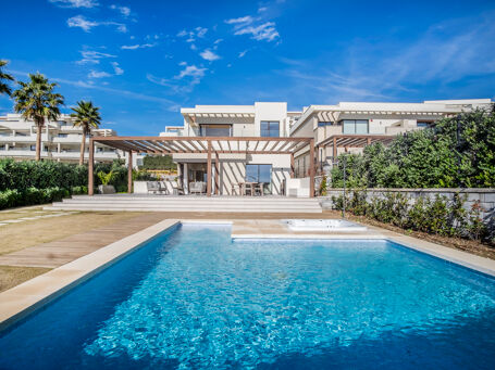 Beachfront Luxury Living: 4-Bed Villa and Panoramic Sea View with Direct Access to the Beach- Velaya, Estepona