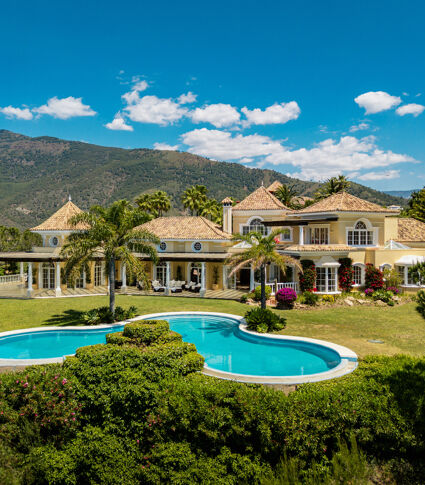 Elegante Villa de Estilo Toscano con Vistas Panorámicas al Mar y al Golf en La Zagaleta, Benahavís