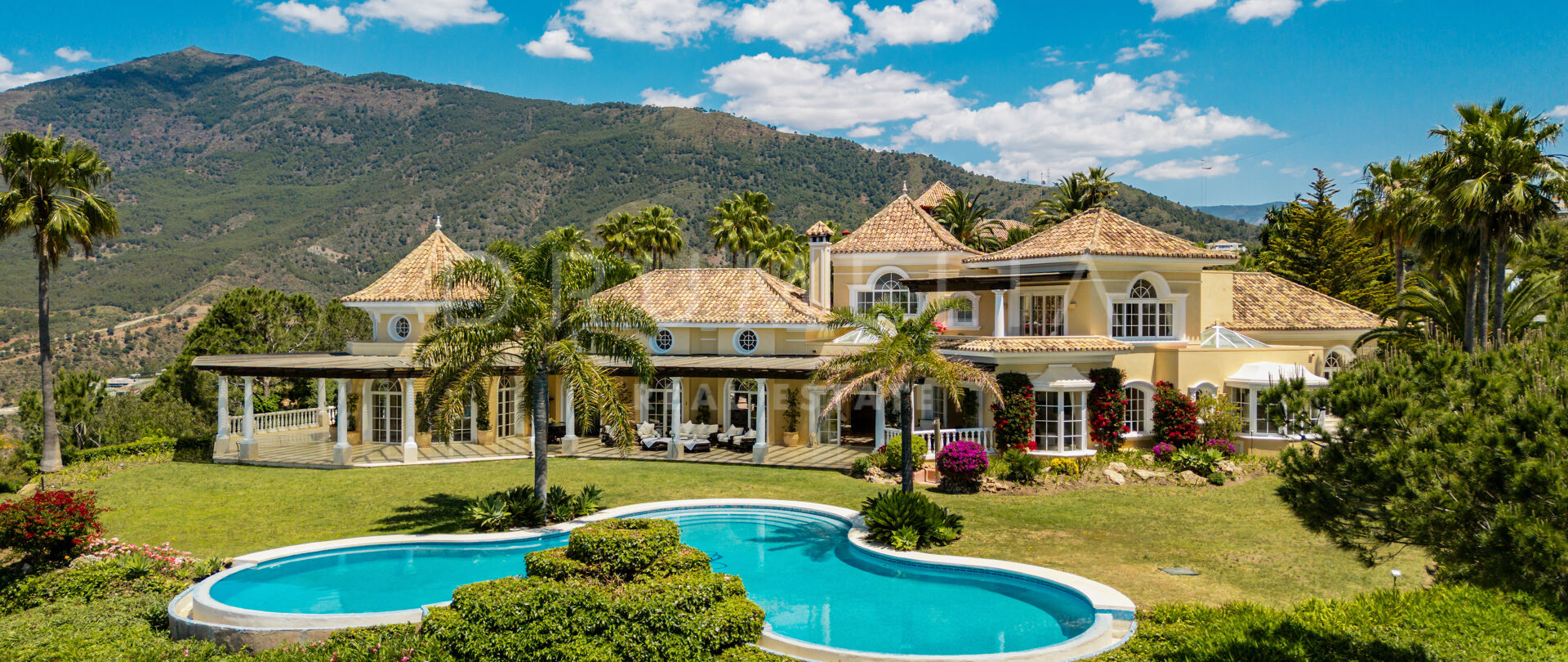 Elegante Toscaanse Villa met Panoramisch Zeezicht en Uitzicht op de Golfbaan in La Zagaleta, Benahavís
