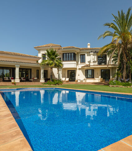 Villa im exklusiven La Zagaleta mit Blick auf den Golfplatz und luxuriösen Annehmlichkeiten