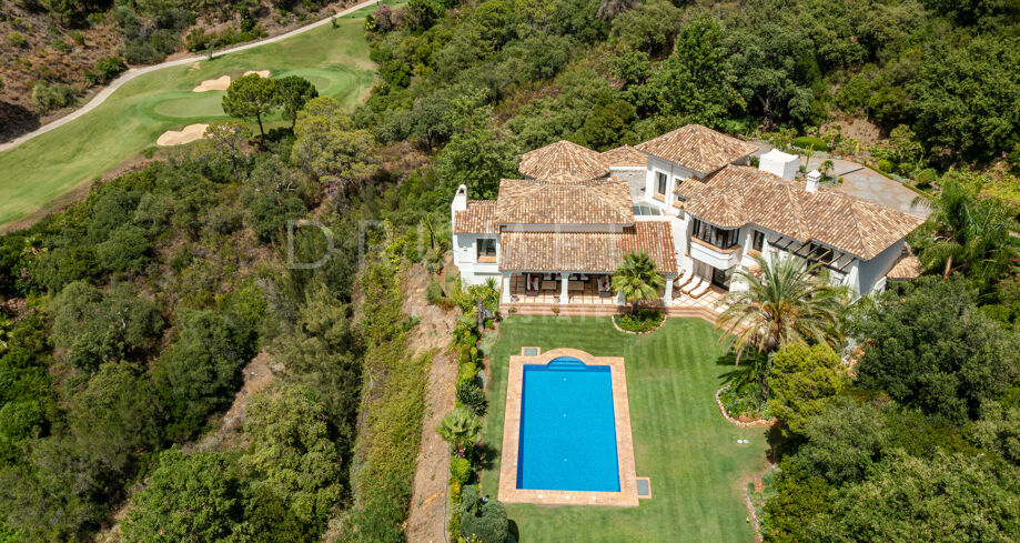 Villa im exklusiven La Zagaleta mit Blick auf den Golfplatz und luxuriösen Annehmlichkeiten