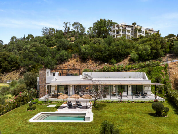 Magnífica Villa con Piscina Privada y Preciosos Jardines en Puerto Los Almendros- Benahavis