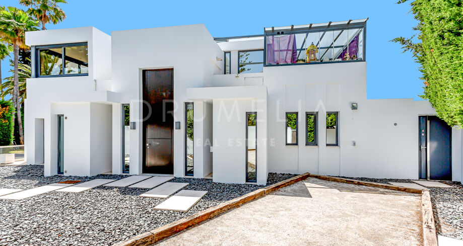 Moderne zeitgenössische Villa zum Verkauf im exklusiven La Carolina, Marbella Golden Mile