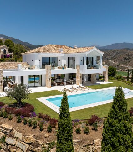 Unparalled Luxury: Brand-New 8-Bed Villa with Panoramic Sea Views in the Gated Community El Herrojo- Benahavis