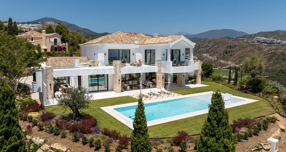 Gloednieuwe luxe villa: 8 slaapkamers en panoramisch uitzicht op zee in El Herrojo- Benahavis