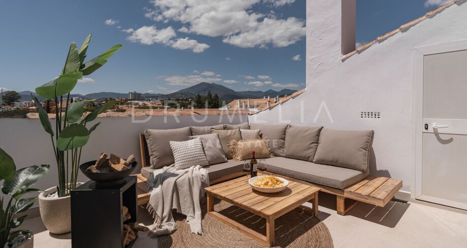 Newly Renovated Duplex Penthouse Within Walking Distance of All AmenitiesWelcome to this impressive three-bedroom duplex penthouse located in the heart of Nueva Andalucia's sought-after El Dorado urbanization.