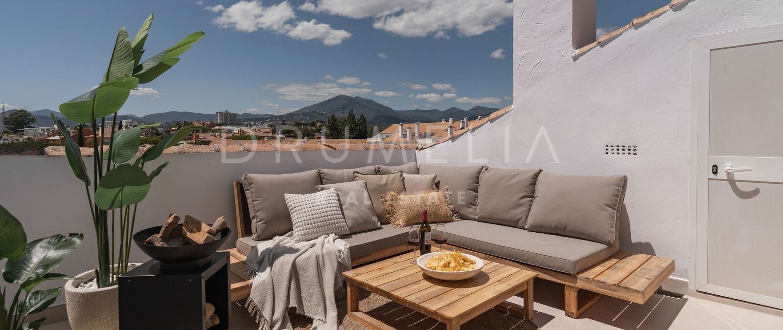 Newly Renovated Duplex Penthouse Within Walking Distance of All AmenitiesWelcome to this impressive three-bedroom duplex penthouse located in the heart of Nueva Andalucia's sought-after El Dorado urbanization.