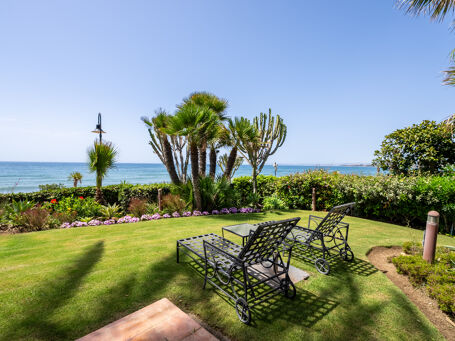 Elegant appartement aan zee in Menara Beach, Estepona