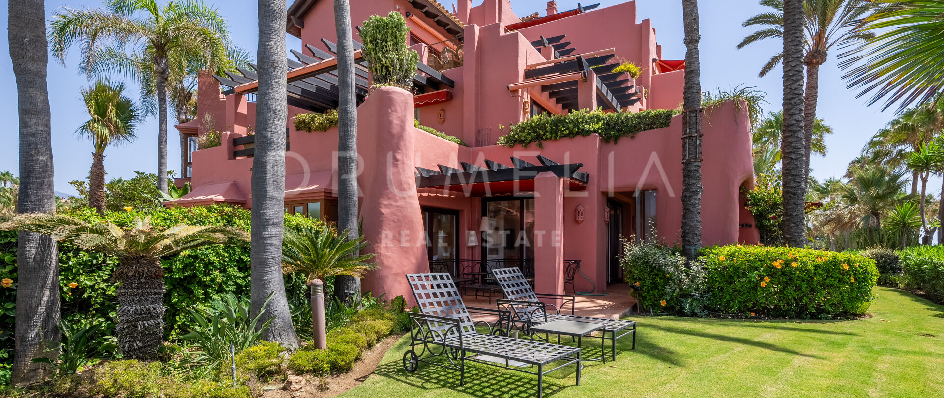 Elegant appartement aan zee in Menara Beach, Estepona