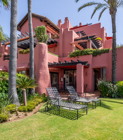 Elegant appartement aan zee in Menara Beach, Estepona