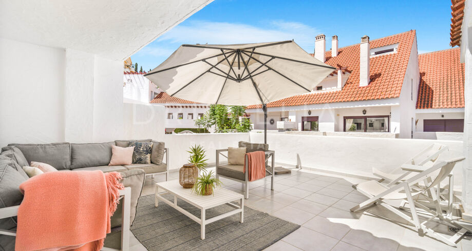 Fantastisk duplex takvåning med fyra sovrum i La Maestranza, Nueva Andalucia, Marbella