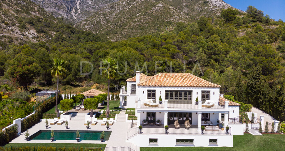 Luxuriöse 6-Schlafzimmer-Villa zum Verkauf in Sierra Blanca, Marbella: Eine Mischung aus andalusischem Charme und nordischer Eleganz