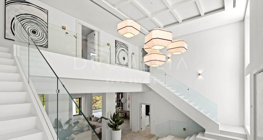 Великолепный особняк в престижном районе Эль Мадроньял с захватывающим видом на море, Марбелья.