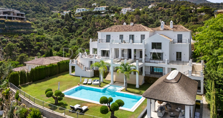 Magnífica mansión en el prestigioso El Madroñal con impresionantes vistas al mar, Marbella.