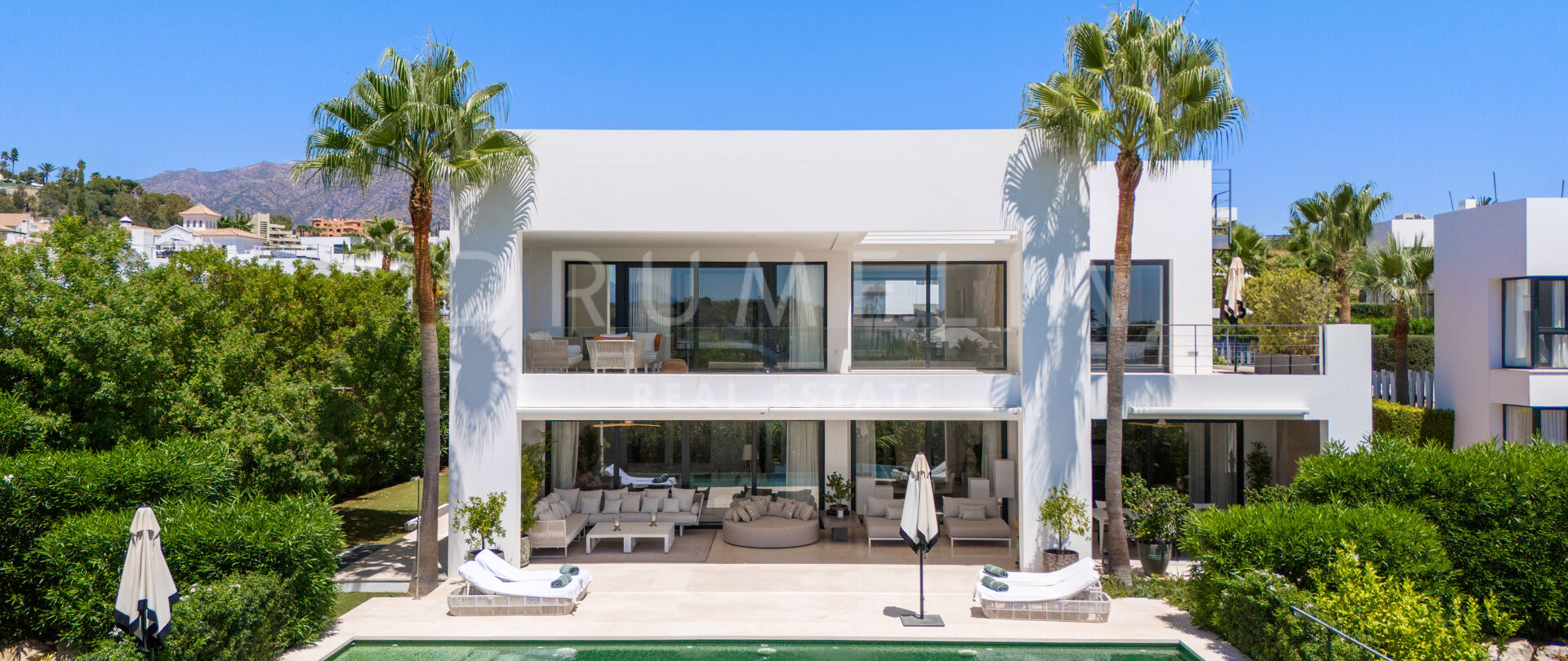 Imponująca willa na sprzedaż w prestiżowej zamkniętej społeczności Urb Los Olivos, Haza del Conde Nueva Andalucia