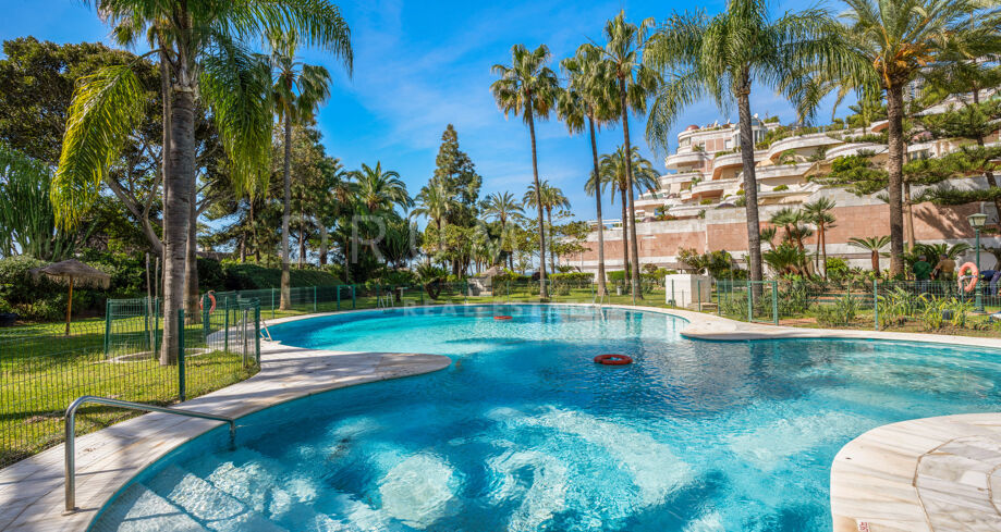 Puerto Banus- Erdgeschoss Duplex mit teilweisem Meerblick in der Wohnanlage am Strand von Gray D'Albion