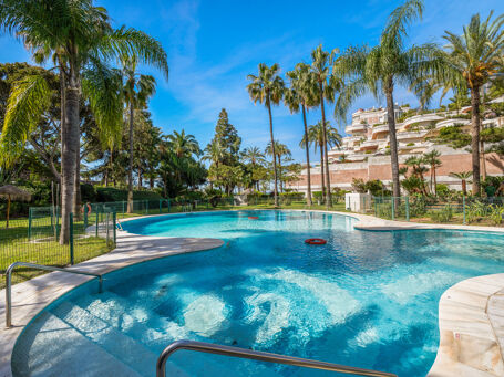 Puerto Banus- Ground Floor Duplex with Partial Sea Views in the Beachfront Residential of Gray D'Albion