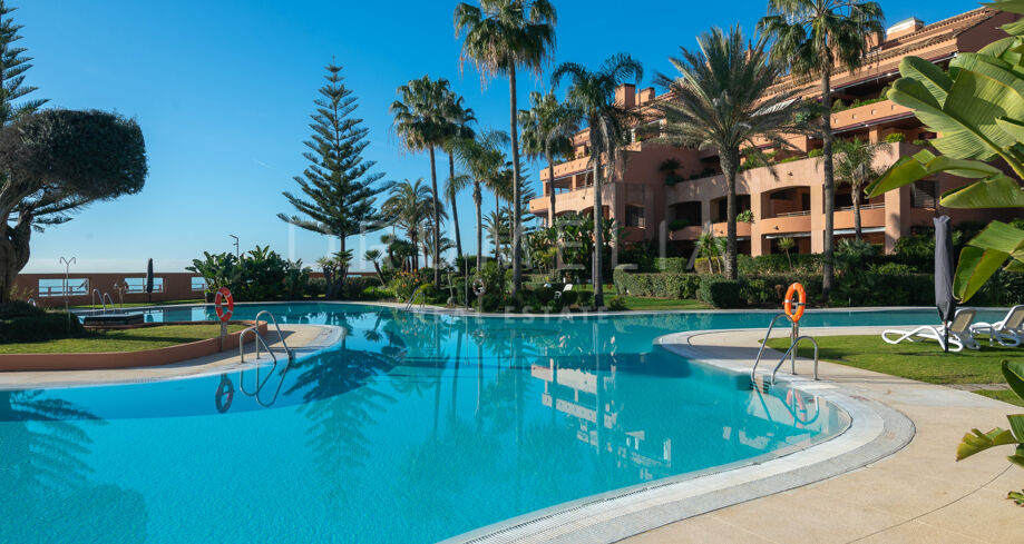 Atico-Duplex con Impresionantes Vistas Frontales al Mar en Primera Línea de Playa en Malibu- Puerto Banus