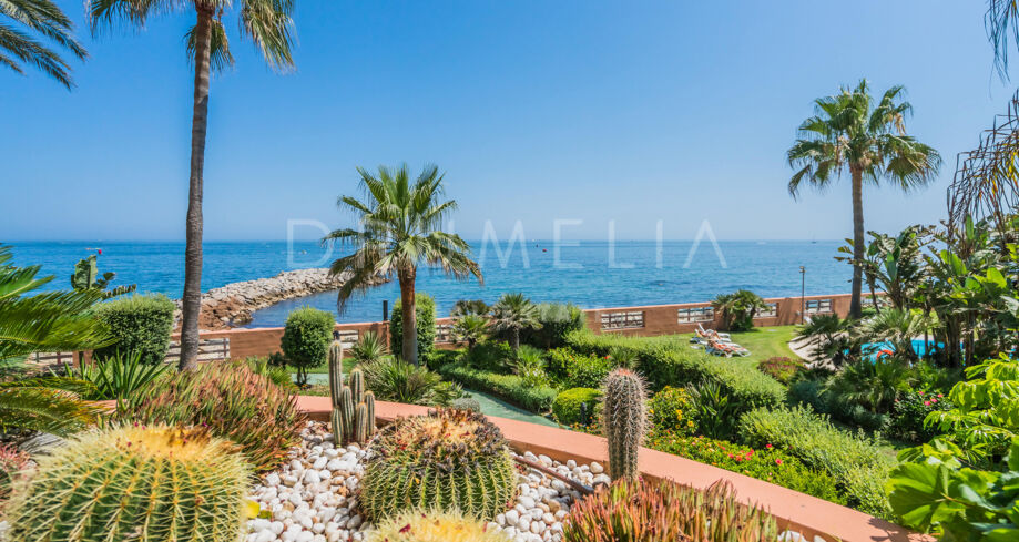 Atico-Duplex con Impresionantes Vistas Frontales al Mar en Primera Línea de Playa en Malibu- Puerto Banus