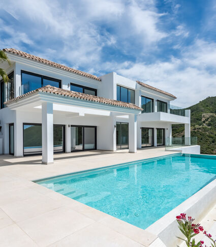 Magnificent Sea and Mountain- View await your in this Stunning 5 Bedroom Home in Monte Mayor- Benahavis