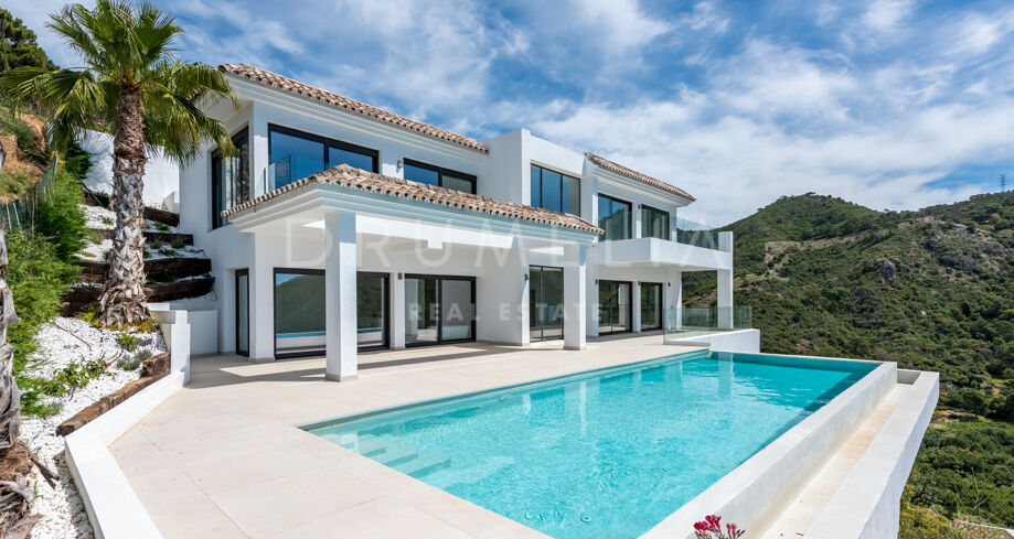 Magnificent Sea and Mountain- View await your in this Stunning 5 Bedroom Home in Monte Mayor- Benahavis