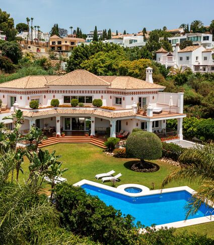 Classical Andalucian style Villa with Sea Views for sale in El Paraiso, Benahavis