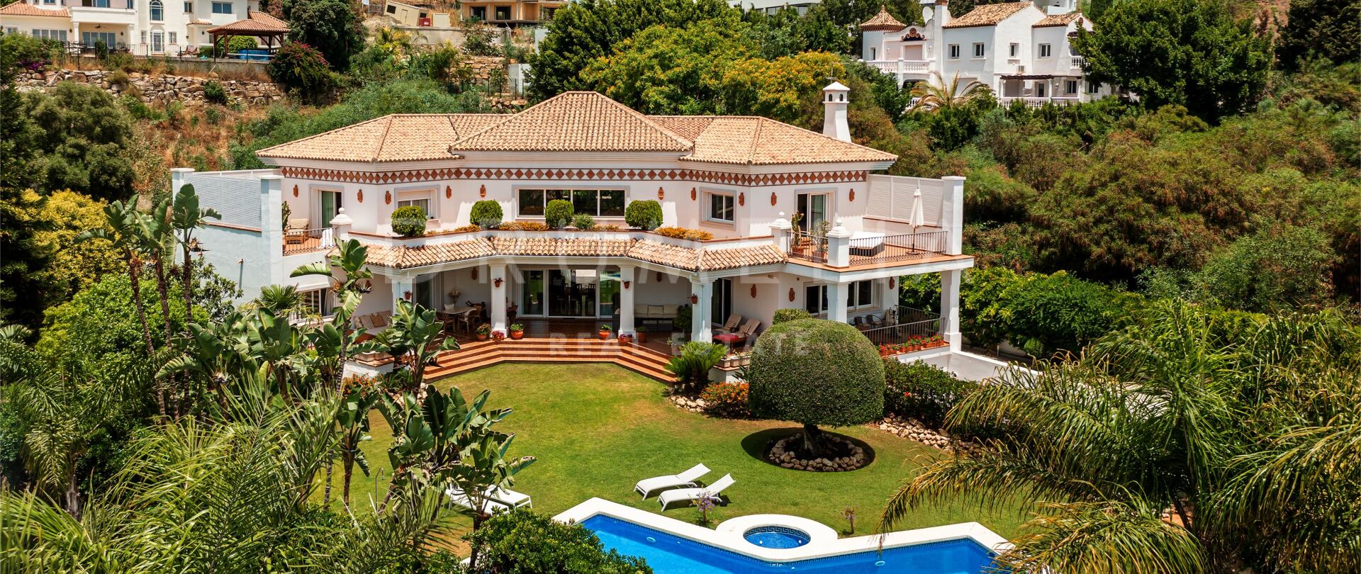 Klassische Villa im andalusischen Stil mit Meerblick zu verkaufen in El Paraiso, Benahavis