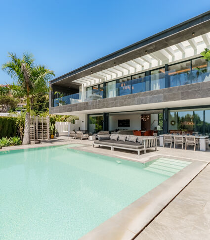 Las Brisas- Nueva Andalucía: Villa contemporánea con Vistas Panorámicas al Mar, Piscina Privada y Jacuzzi