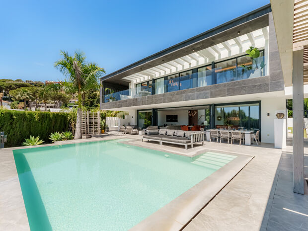 Las Brisas- Nueva Andalucía: Villa contemporánea con Vistas Panorámicas al Mar, Piscina Privada y Jacuzzi