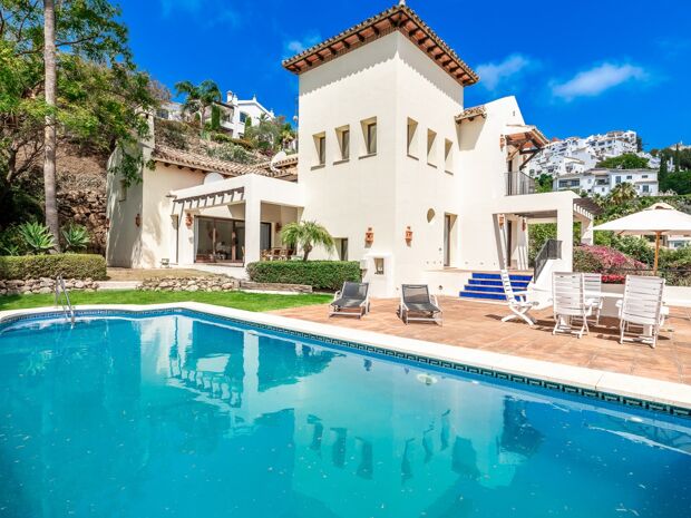Villa i Frontline Golf Community med privat pool och fantastisk utsikt, Los Arqueros, Benahavis