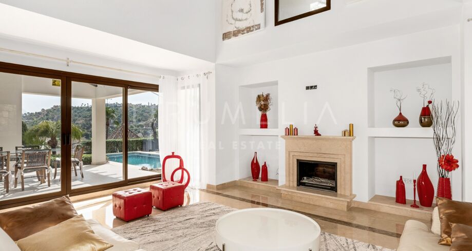Villa in Frontline Golf Community with Private Swimming Pool and Stunning Views, Los Arqueros, Benahavis