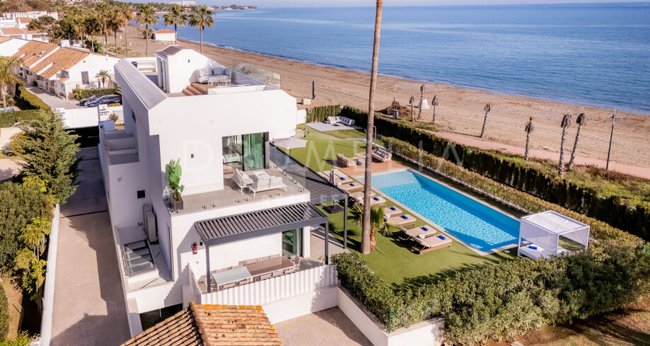 Espectacular Villa Frontal Con vistas Panorámicas y Acceso Directo a la Playa en la Nueva Milla de Oro- Estepona