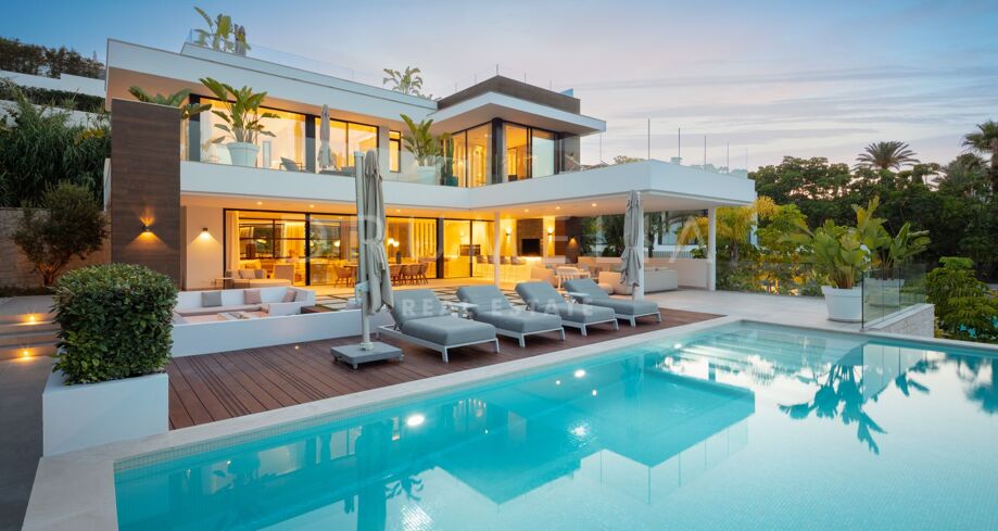 Modern 5-Bed Villa with Infinity Pool only Steps from The Valley Golf in Las Brisas- Nueva Andalucia