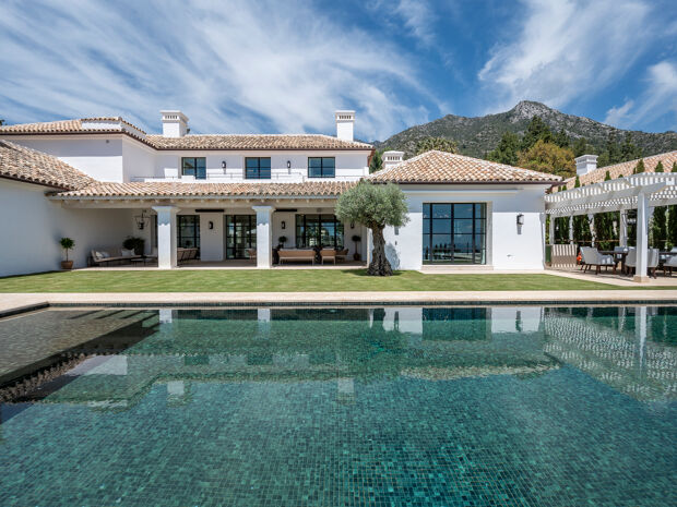 Luxury Villa with Panoramic Views and High Security in Marbella's Golden Mile, Cascada de Camojan