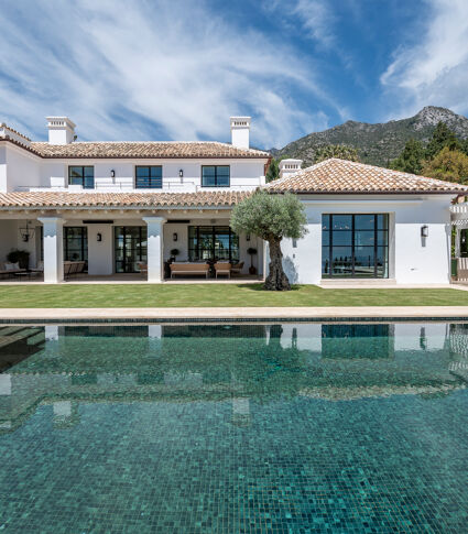 Villa de Lujo con Vistas Panorámicas y Alta Seguridad en la Milla de Oro de Marbella, Cascada de Camojan