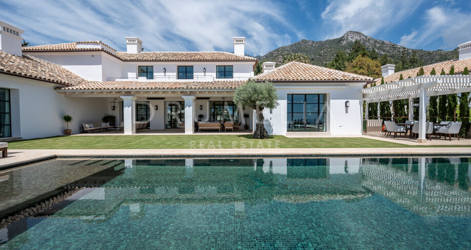Luxury Villa with Panoramic Views and High Security in Marbella's Golden Mile, Cascada de Camojan